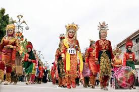 30+ model baju batik remaja untuk pesta pernikahan. Pawai Budaya Meriahkan Hari Jadi Kota Takengon Antara News