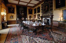 The dining room at number 35 belgrave square is fashioned with faux marble walls and is a place e of entertainment for guests. Inside Downton Abbey Dining Room Scene Therapy