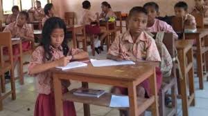 Ketika dia sedang memberikan materi pelajaran dan menjelaskannya didepan kelas. Pendidikan Di Desa Pulau Seram Guru Honorer Yang Mengajar Hampir Semua Kelas Bbc News Indonesia