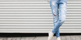 Tipps vor dem kauf kurze destroyed jeans mit ausgefranstem saum passen zum sommer eine dunkle jeans mit wenig effekten kann auch im büro getragen werden Leichtes Diy Destroyed Jeans Selber Machen Desired De