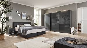Schlafzimmer bett nachtschränke lattenrost weiß landhaus. Trau Dich Und Setz Auch Im Schlafzimmer Auf Dunkle Farben Der Kleiderschrank Mit Glasfron Schlafzimmer Design Schlafzimmer Inspiration Schlafzimmer Einrichten
