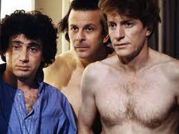 3 hommes et un couffin. Trois Hommes Et Un Couffin Un Nouveau Remake Produit Par Adam Sandler Challenges