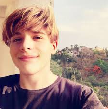 Agranda la puerta, Padre Porque no puedo pasar; La hiciste para los niños,  Yo he crecido a mi pesar. Sí no me agrandas la puerta, Achícame por piedad;  Vuélveme a la edad