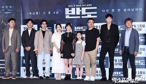 Peninsula takes place four years after train to busan as the characters fight to escape the land that is in ruins due to an unprecedented disaster. Peninsula Train To Busan 2 Film Mengenai Pasca Kehancuran Dunia Viu