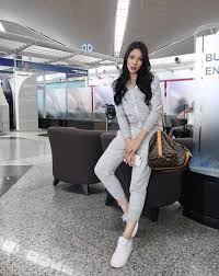 Hubungan itu sudah berlangsung beberapa lama tetapi keduanya dilihat jarang bercakap mengenai hubungan mereka. Umpama Model 10 Selebriti Wanita Malaysia Yang Tinggi Dan Mempunyai Kaki Yang Panjang Manisfm