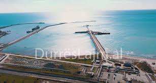 Presso l'area del porto ha inizio la strada statale 2, un'arteria a scorrimento veloce che unisce la città alla capitale albanese tirana. Qeveria Rama Miraton Vkm N Porti I Mallrave Ne Durres Transferohet Ne Porto Romano Tek Kastrati Group Lajme Durres