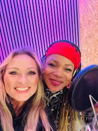 Reünie met de lieve Glenda Peters👩‍❤️‍💋‍👩 via schrijver Fred Willems en  JP Bast kwamen we weer op elkaars pad. Nu samen in onze Lakeside studio om  hun mooie muziek op te nemen.