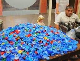 как сделать коврик из крышек от пластиковых бутылок видео Vot Chto Mozhno Sdelat Iz Kryshek Ot Plastikovyh Butylok Bolshe Ne Vybroshu Ni Odnoj Probki Probki Idei Probki Dlya Butylok