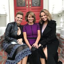 Full haus | june 23, 2021 episode 93: Fuller House Cast Zu Besuch Im Echten Haus In San Francisco Promicabana