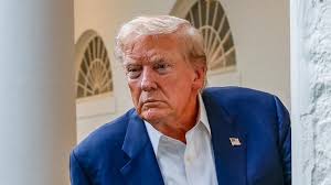 Photos in the last few days show Trump looking like he is having some  weight, hair, and energy issues.... MEANWHILE