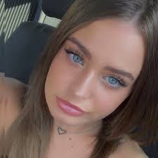 Angela Fedele's Instagram, Twitter & Facebook