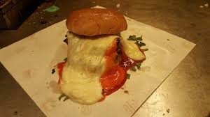 Bagi adonan menjai 4 bagian, bentuk menjadi bulat panjang dan sedikit pipihkan. Resepi Burger Cheese Leleh