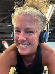 80 pounds down, NSV: can hold planks the entire round, can do inch worms,  can (almost) keep up with Sydney, also can finally find new cute clothes to  wear!