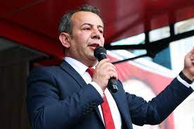 Bolu belediye başkanı chp'li tanju özcan, kentte yaşayan yabancı uyruklu kişilerin su faturası ve katı atık vergisi ücretlerine 10 kat zam yapılacağını duyurmuştu. Bolu Belediye Baskani Tanju Ozcan Multeci Karsiti Talimat Verdi Evrensel