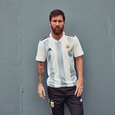 El modelo 2019 tiene en el frente dos bandas verticales en un. Lionel Messi Presento La Nueva Camiseta De La Seleccion Argentina