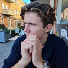 Hej! Jag heter Albin, är 21 år och studerar på Chalmers. Jag söker en etta  i Göteborg där jag kan flytta in i början av augusti 2025. Jag vill bo  själv och