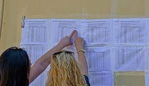 Παράλληλα θεσμοθετείται ελάχιστη βάση εισαγωγής από κάθε πανεπιστημιακό τμήμα ως ποσοστό του μέσου όρου των μέσων επιδόσεων όλων των υποψηφίων στο σύνολο των μαθημάτων (μ1, μ2, μ3, μ4) του επιστημονικού πεδίου στο οποίο αντιστοιχεί το τμήμα. Panellhnies 2021 Anodo Twn Basewn Deixnoyn Oi Ba8mologies Anatropes Apo Thn Elaxisth Bash Eisagwghs