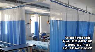 Kebutuhan desain interior untuk rumah sakit dan klinik bukan hanya meliputi ranjang, meja, kursi, penyejuk ruangan atau hiasan bunga plastik saja, gorden pun memiliki peranan penting dalam menambah kesan keindahan dalam suatu ruangan rumah sakit Gorden Blackout Import Gorden Anti Darah Model Gorden Sekat Ruangan Kain Anti Noda Harga Gorden Klinik Kelambu Bersalin Sekat Ruangan Klinik Kain Yg Anti Air