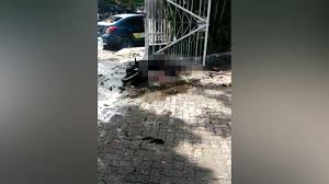 Sebuah ledakan dilaporkan terjadi di depan gereja katedral makassar, sulewesi selatan. Kh87jaqubpt4rm