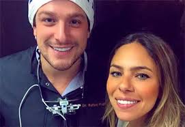 Karine Milanesi faz check-up no sorriso em dia de folga