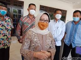 Petugas pemadam kebakaran juga masih melakukan upaya pendinginan pasca kebakaran yang terjadi minggu (20/6) malam. Ditantang Tinggal Di Lokasi Banjir Bupati Jombang Curigai Aksi Settingan