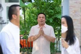 ติ๋ม ทีวีพูล หรือ พันธุ์ทิพา ศกุณต์ไชย อดีตเจ้าของรายการทีวีชื่อดัง ตั้งโต๊ะแถลงข่าวประเด็น ทิดสมปอง นครไธสง . Ju5jpso1rd5kym