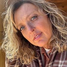 Laura Beason's Instagram, Twitter & Facebook