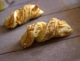 Cookies Aux Amandes Ingredients 150g Farine 75 G Amande En Poudre 75g Beurre Coupe En Des 1jaune Biscuit Amande Recette Alimentation