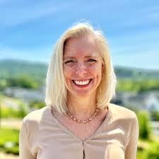 Stephanie Lowell's Instagram, Twitter & Facebook