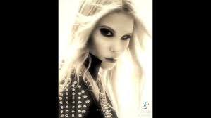 omg it's actually her it's Britney Mason it's Alexander's McQueen's  daughter Britney Mason