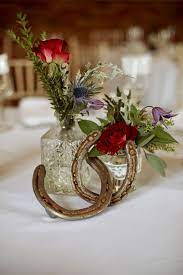 30 Styling Horseshoe Ideas For A Rustic Farm Wedding Bauernhochzeit Hufeisen Hochzeit Bauern Hochzeit