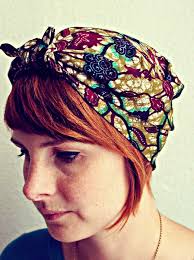 Le bandana, le fameux foulard qui ne cesse les aller retours entre les oubliettes de la mode et les it accessoires. Comment Plier Et Nouer Un Bandana De Facon Retro Vintage