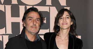 Romanın içerisinde farklı bölümler var. Charlotte Gainsbourg Reunion With Yvan Attal And Their Son Ben In Paris Archyde