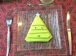 Lapin pour pâques, sapin à noël, bougie pour un anniversaire, fleur au printemps. Pliage Serviette En Forme De Sapin De Noel