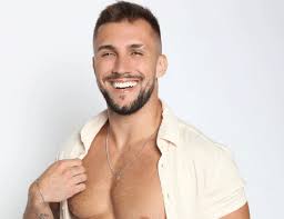 Discover more posts about arthur picoli. Arthur Picoli Do Bbb 21 Diz Que Ainda Nao Se Ve Como Famoso