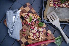 Flammkuchen Mit Ziegenkase Rhabarber Und Roten Zwiebeln Cuxhaven Tipp Hof Siats Seed And Story Flammkuchen Ziegenkase Lecker Kochen Ziegenkase