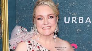 ‘It Ends With Us’ author Colleen Hoover recently shared insight into her  treatment journey amid her cancer diagnosis: "Second to last day of  radiation." bit.ly/49uqOkM