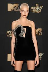 Cara delevingne ˈ k ɑ ː r ə ˌ d ɛ l ə ˈ v i ː n 1, née le 12 août 1992 à londres, est un mannequin et une actrice britannique. Cara Delevingne Oben Ohne Aber Nicht Allein