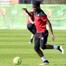 File:Malick Seck, joueur du RC Lens a l'entrainement.jpg