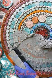 Ein Wunderschones Mandala Aus Mosaik Um Tische Einfach Zu Verschonern Bine B Ein Wunderschones Mandala Aus Mosaik Um Ti Mosaik Gartenkunst Mosaik Diy Mosaik