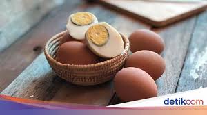 Dua telur rebus dan satu buah jenis apapun. Apakah Telur Rebus Bisa Menangkal Corona Cek Faktanya
