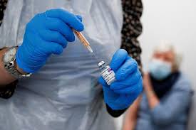 16 esta se administra en dos dosis de 0,5 mililitros inyectadas por vía intramuscular en la localización del músculo deltoides (situado en la parte superior del brazo), y que. La Vacuna De Astrazeneca Y La Universidad De Oxford Se Fabricara En Guadalajara Salud