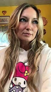 Julie Gretchen's Instagram, Twitter & Facebook