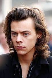 E circa un'ora fa, harry styles dei one direction si è unito ai loro ranghi. Harry Styles Harry Styles New Hair Harry Styles Hair Harry Styles Long Hair