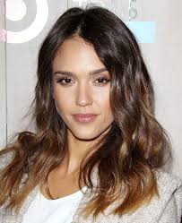 Blonde haare mit braunen strähnen, die einen hauch von honig oder gold erhalten, sorgen für einen wunderschönen sonnengeküssten look apr 05, 2020 · warme helle brauntöne haare. Kastanie Haarfarbe Die Top 15 Braunen Nuancen Der Stars