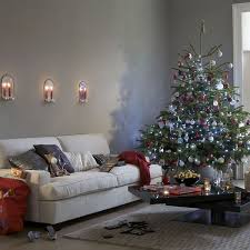 When decorating a living room that's limited in size, trying to fit everything i can make it feel cramped and cluttered. 42 Christmas Tree Decorating Ideas You Should Take In Consideration This Year