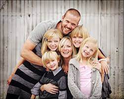 Ideas For Unique Family Portraits Tips And Tricks For Photographers Emptyeasel Com Family Photo Pose Family Portrait Poses Family Photoshoot