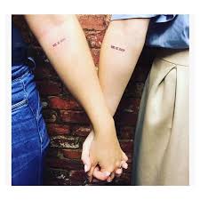 Coole Ideen Fur Ein Freundschaftstattoo Symbole Und Motive Fur Die Ewigkeit Freundschaftstattoo Tatowierungen Im Partnerlook Romische Zahlen