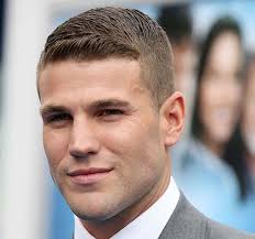 Ideale per i visi dalla forma squadrata, questo taglio ricorda gli idoli musicali degli anni '90. Tagli Di Capelli Uomo 2020 I Look Piu Trendy Amiche Di Smalto