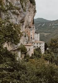 «ero nell'albergo della corona quando fu rapita ho sentito dire proprio qui la dovevi portare?» primo piano > cronaca venerdì 2 luglio 2021 Madonna Della Corona How To Plan Your Visit Along Dusty Roads